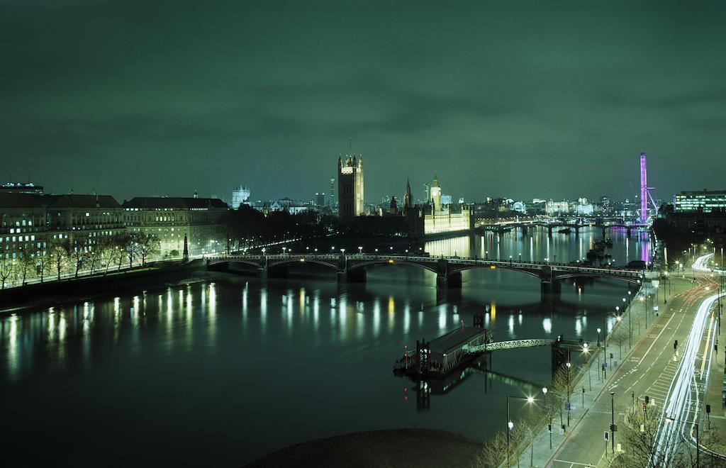 Plaza On The River London Exterior photo The River Thames at night
