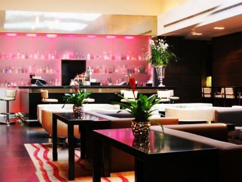Plaza On The River London Exterior photo The bar at the W London