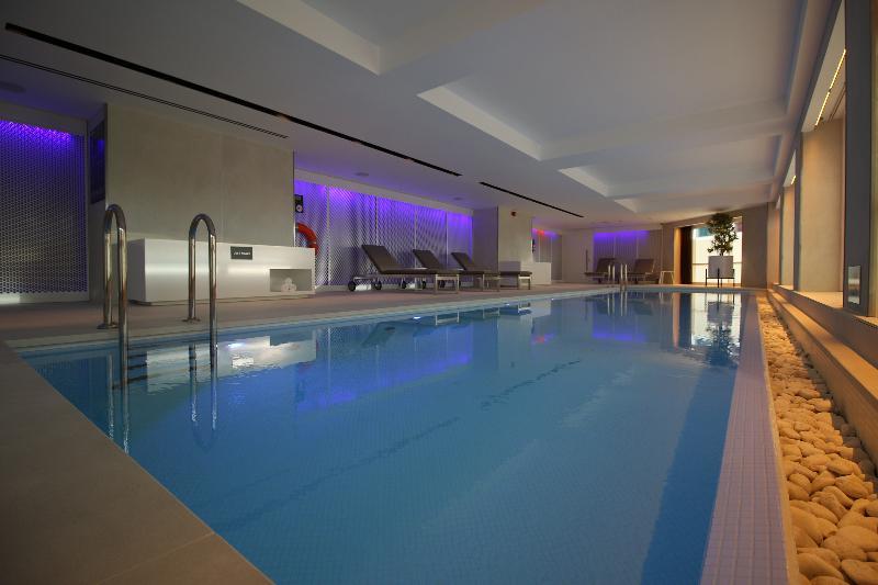 Plaza On The River London Exterior photo The swimming pool at the hotel