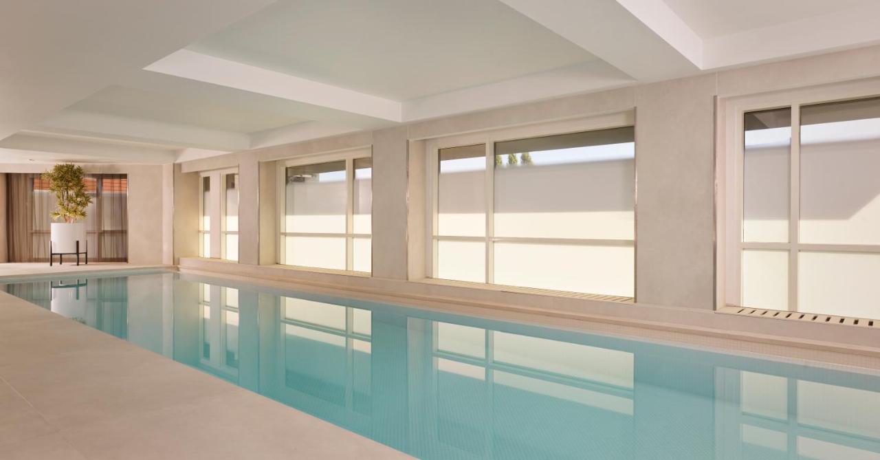 Plaza On The River London Exterior photo Roller blinds