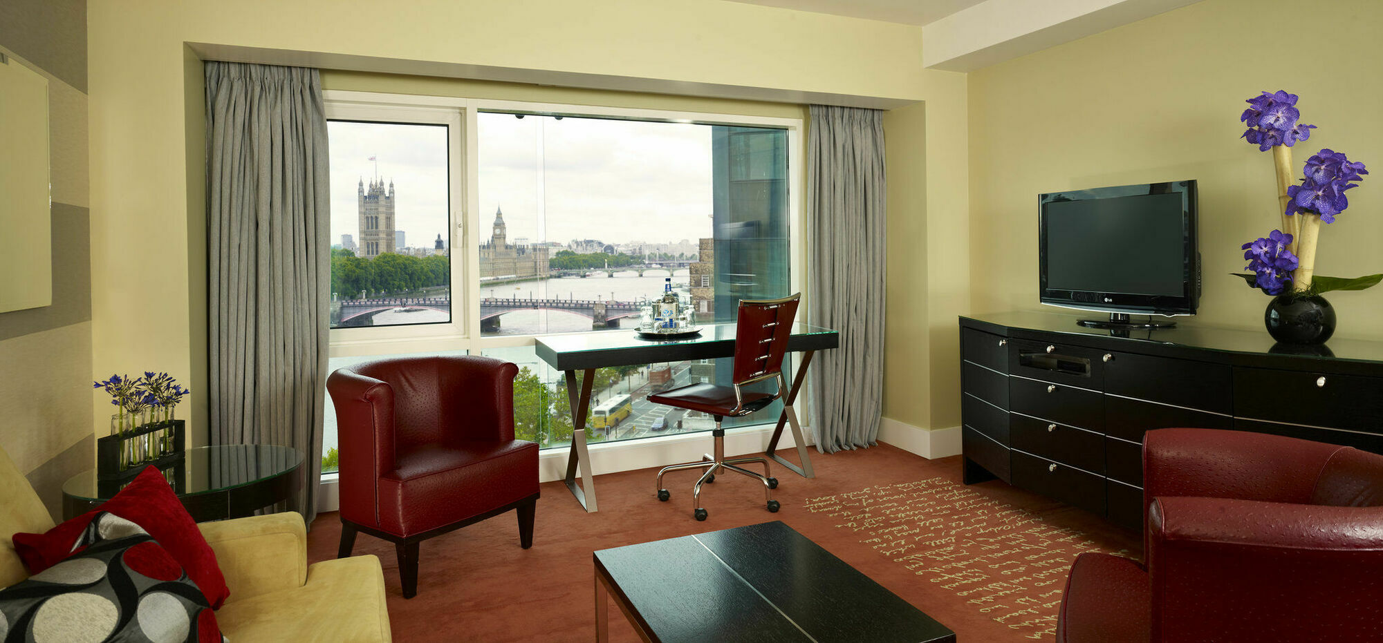 Plaza On The River London Exterior photo A room at the InterContinental London