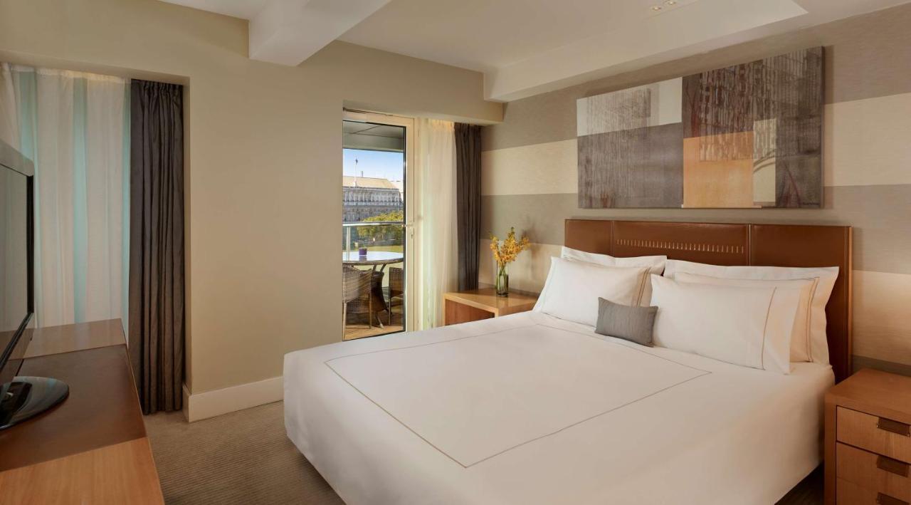 Plaza On The River London Exterior photo A bedroom at the hotel