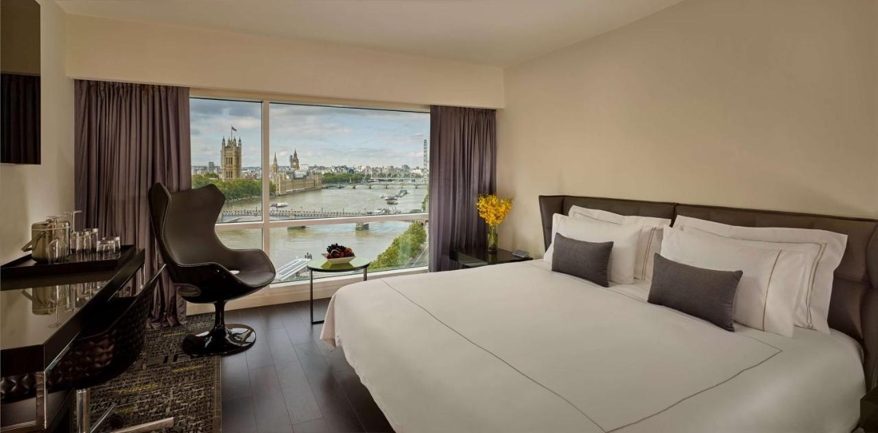Plaza On The River London Exterior photo A room at the hotel